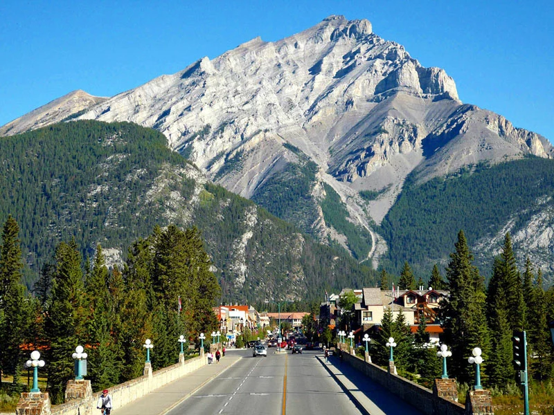 Canadian Rockies Train Circle Tour | Banff